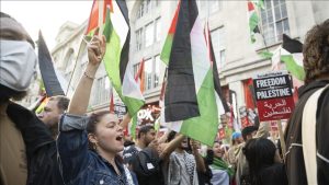 Pro-Hamas demonstrarots outside the Israeli Embassy in Kensington